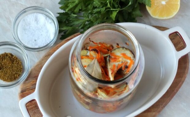 Ніжніше ви не куштували: рецепт соковитої скумбрії в банці з цибулею та морквою, яка готується в духовці
