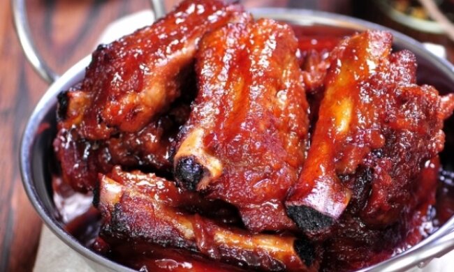 Вы будете причмокивать и просить добавки: рецепт нежных свиных ребрышек по-канадски