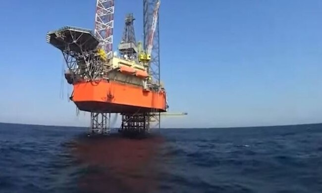 Огонь пошел в газовые скважины: оккупанты не могут потушить пожар на "вышках Бойко" после удара ВСУ