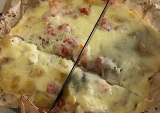 Запеканка с курицей и ананасами, кадр из видео