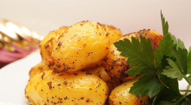 Від цього запаху прокидається апетит: рецепт запеченої картоплі по-польськи з одним секретом