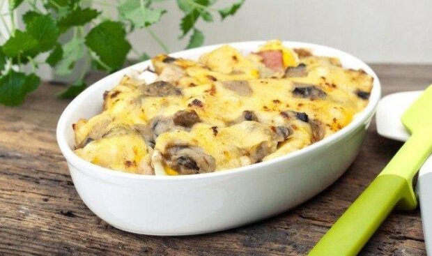 Запеченный картофель под сырно-грибным соусом в духовке, фото: youtube.com