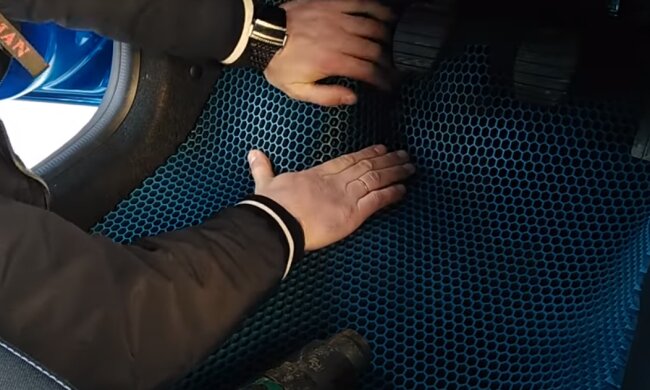 Коврик для авто: скрин с видео