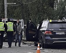 Люди кричали: в Киеве Mercedes протаранил маршрутку, ее аж выбросило на тротуар. Фото