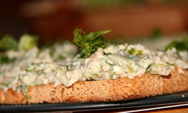 Ви навіть не уявляєте, наскільки це смачно: рецепт закуски з оселедця з сиром та сметаною