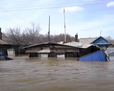 Масштабная эвакуация в России: уже прорвало четыре дамбы подряд, вода накрывает целые населенные пункты