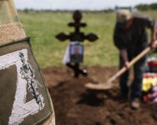 Сотни крестов и свежих венков: в России нашли секретное кладбище военных. Видео