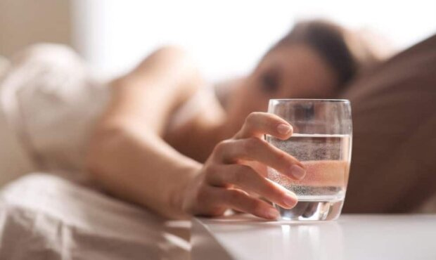 Не притягуйте нечисті сили: чому в спальні на ніч не можна залишати склянку з водою