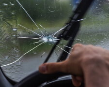 Еще не все потеряно: как самостоятельно убрать трещину на лобовом стекле автомобиля
