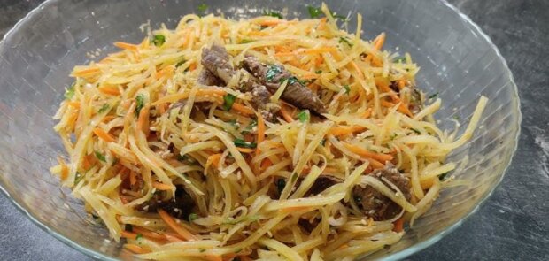 Спробуйте - і ви не пошкодуєте: рецепт незвичайного салату з сирої картоплі по-китайськи