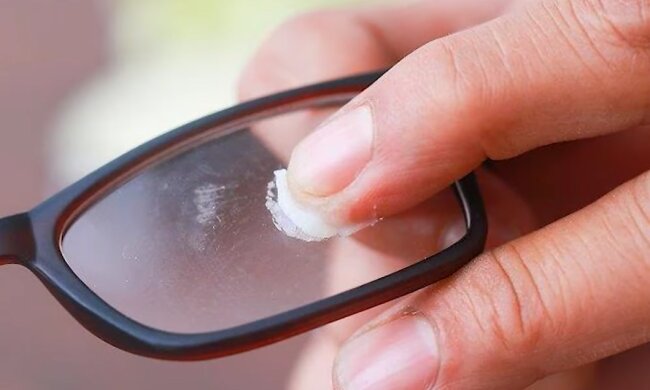 Как при помощи трех простых способов избавиться от царапин на очках. Фото: YouTube