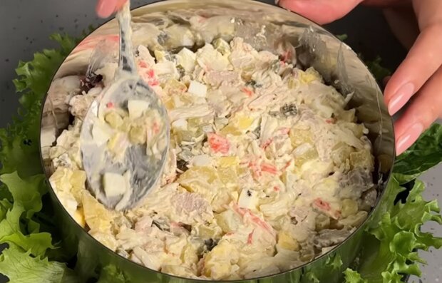 Салат "Столичный", кадр из видео