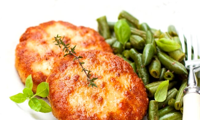 Рецепт необычных котлет из индейки с капустой и творогом. Фото: YouTube