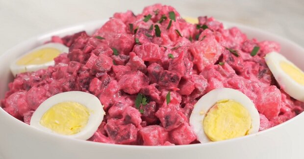 Ви не встигнете подавати добавку: рецепт традиційного естонського салату з оселедцем "Росольє"