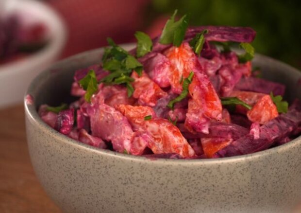 Швидко і дуже апетитно: рецепт простого салату з буряком, морквою та беконом