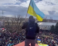 Під дулом автомата: як херсонці ховали прапори України під час окупації. Відео