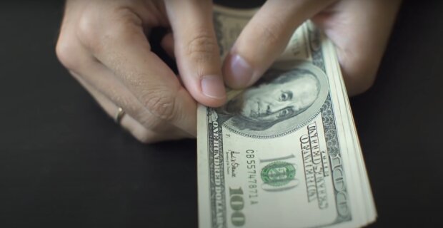 Долари. Фото: скріншот YouTubе