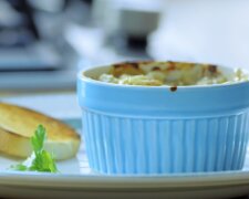 Рецепт одного из самых вкусных жульенов из крабовых палочек и яиц. Фото: YouTube