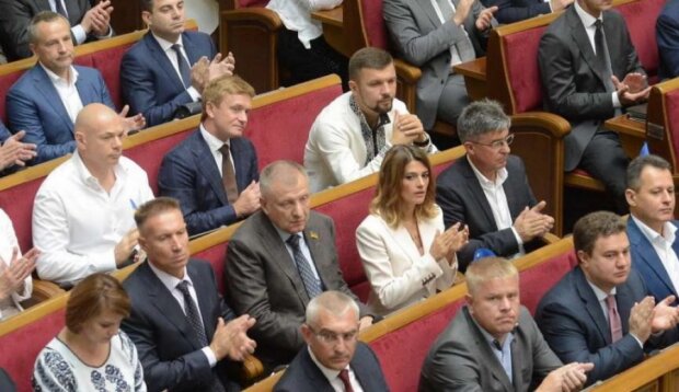 Депутаты ВР аплодируют себе, фото: youtube.com