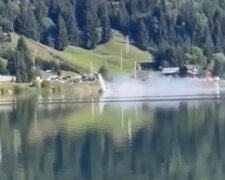 Разбился об воду: в Румынии над озером потерпел крушение самолет. Видео падения