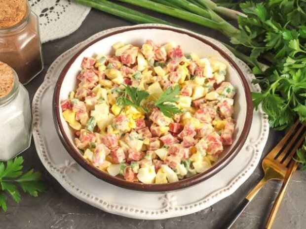 Капуста, кукуруза и вареная колбаса: рецепт быстрого салата, который вы будете готовить постоянно