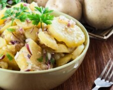 Прям як у ресторані: рецепт австрійського картопляного салату із заправкою з бульйону