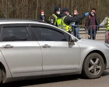 Полиция остановила автомобиль, фото: youtube.com