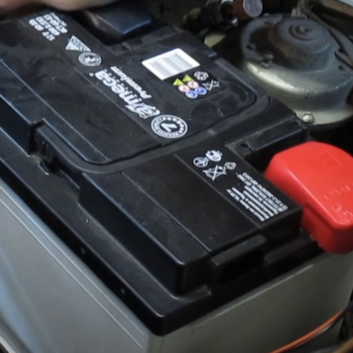Як зрозуміти що акумулятор заряджений на машині?
