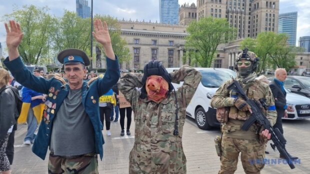 Свиносолдаты: в Варшаве прямо на улице высмеяли российских солдат. Фото
