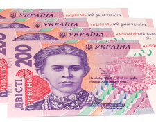 Обратите внимание на год: украинцам начали массово подсовывать фальшивые 200 гривен. Как распознать