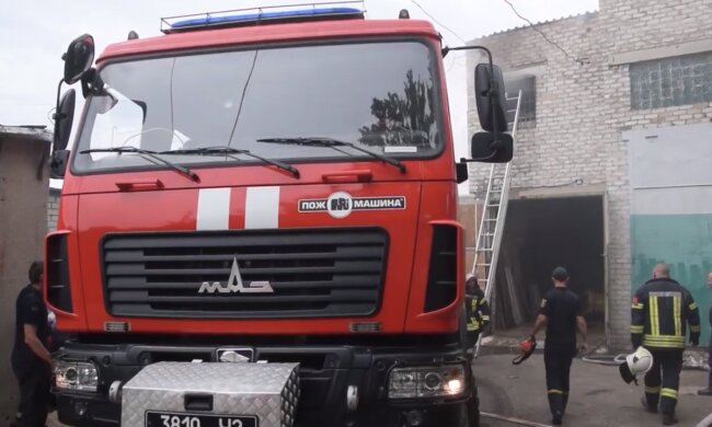 Все превратилось в пепел. Мощный пожар в многоэтажке всколыхнул Киев. Фото и видео