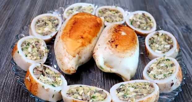 Рецепт нежных кальмаров, фаршированных грибами, рисом и сыром в духовке. Фото: YouTube