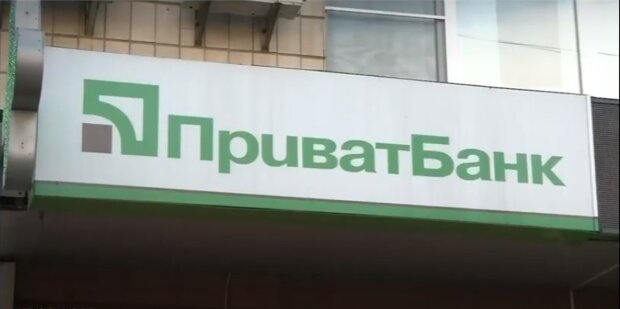 Украинцы теряют деньги во время снятия наличных: ПриватБанк обратился к клиентам