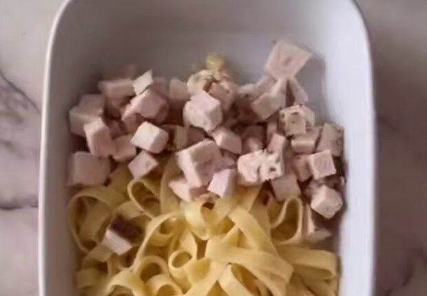 Запечённые макароны с курицей и овощами, кадр из видео
