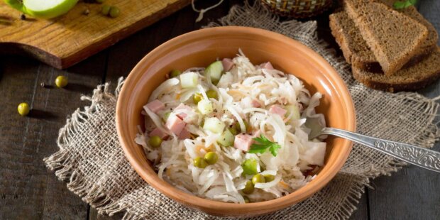 Ідеально під чарочку: як приготувати салат із квашеної капусти, шинки та яблук