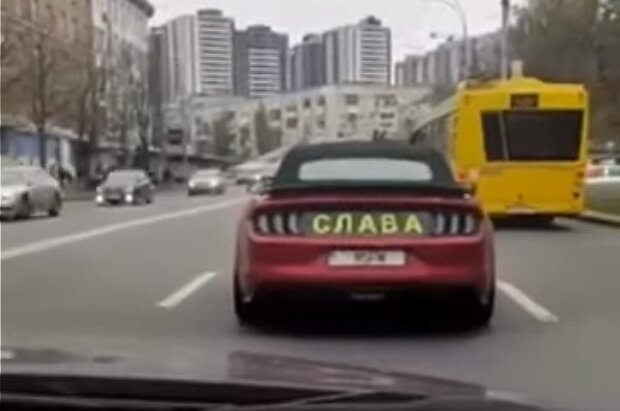По Киеву ездит "говорящий" Ford Mustang, сообщая о потерях оккупантах и показывая украинские лозунги. Видео