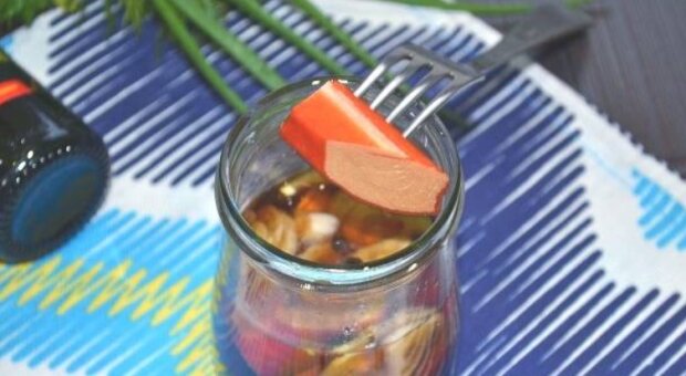 Этой закуской вы всех удивите: рецепт маринованных крабовых палочек в баночке