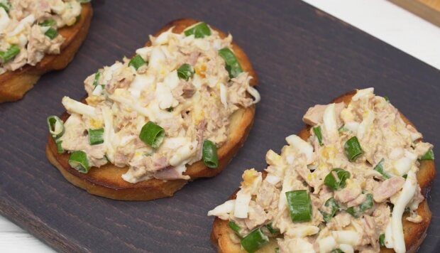 Грінки з тунцем, яйцем та маринованими огірками