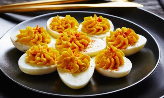 Вы точно будете удивлены этому аппетитному блюду: рецепт яиц, фаршированных по-гречески