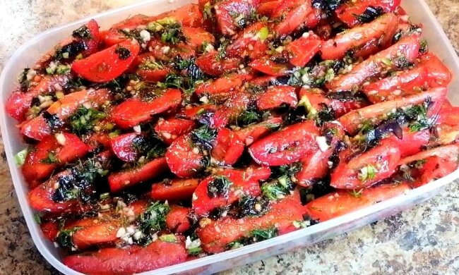 Избавят от похмелья и украсят любой стол: рецепт нежных и сочных помидоров по-корейски