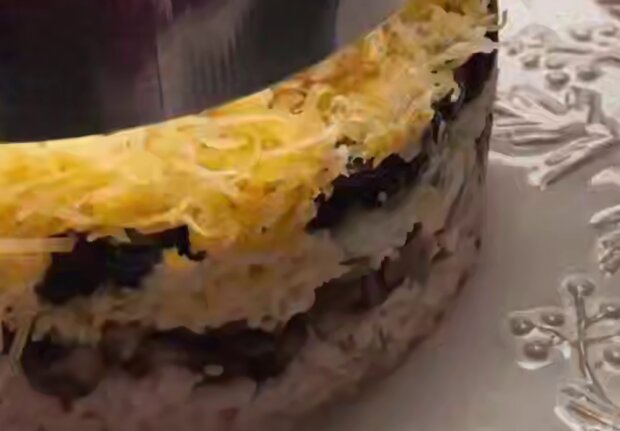 Салат з куркою та чорносливом, кадр з відео