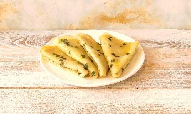 Блины с луком. Фото: YouTube