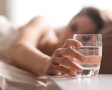 Не притягивайте нечистые силы: почему в спальне на ночь нельзя оставлять стакан с водой