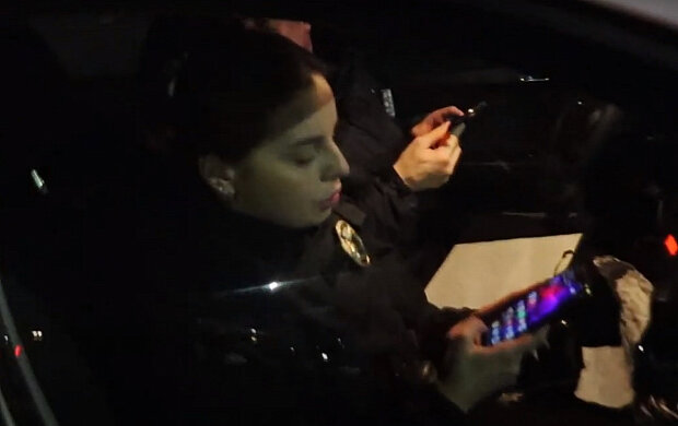 "Поліцейський в смартфоні". Фото: скріншот YouTube-відео.