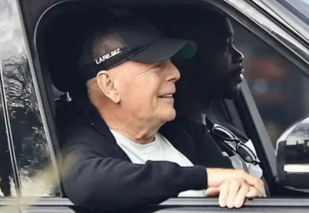 Брюс Вілліс на прогулянці, фото з соцмереж