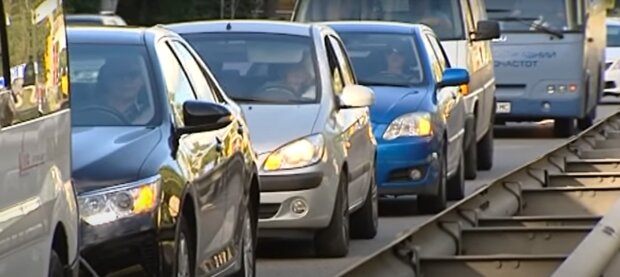 Задрала юбку и легла на дороге: киевлянка удивила водителей странным поведением. Видео