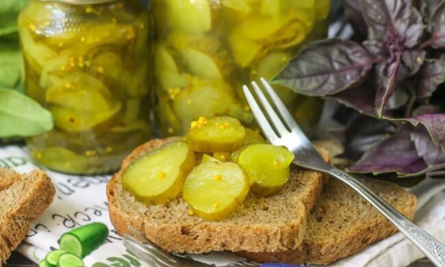 Помогут обычные семечки: добавьте их к маринованным огурцам - результат вас удивит