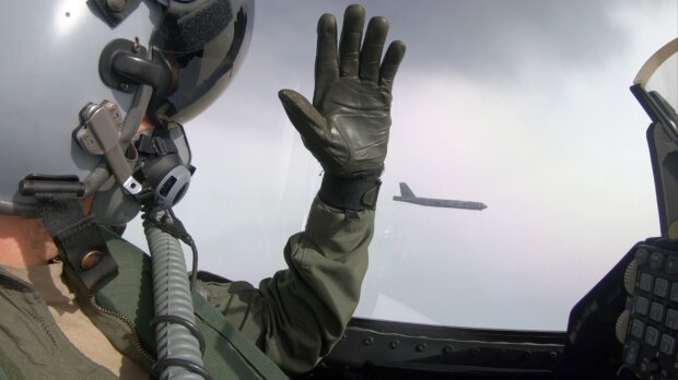 Датский пилот на фоне В-52. Фото: ВВС Дании