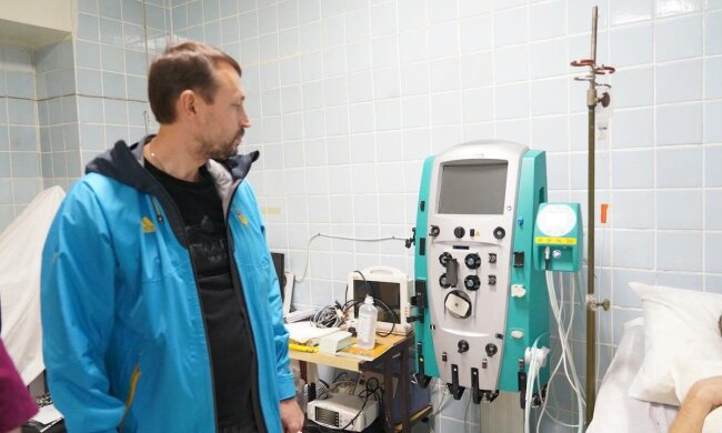 11 апаратів для гемодіалізу: Благодійний фонд молодіжної ініціативи «Надія» Валерія Дубіля передають критичну медицину