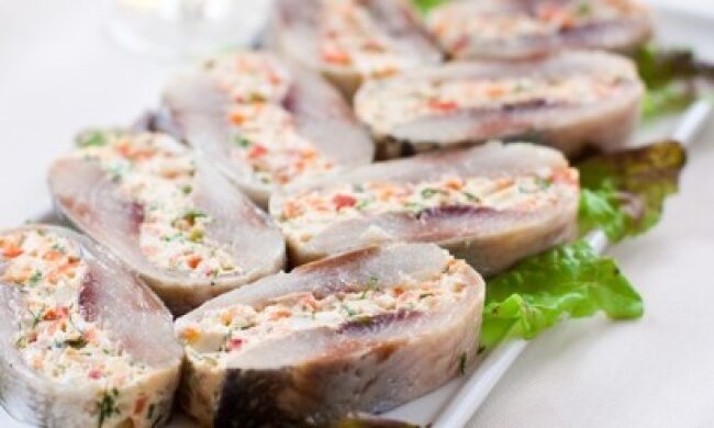 Цей смак просто дурманить: рецепт фаршированого малосольного оселедця. Такого ви не куштували